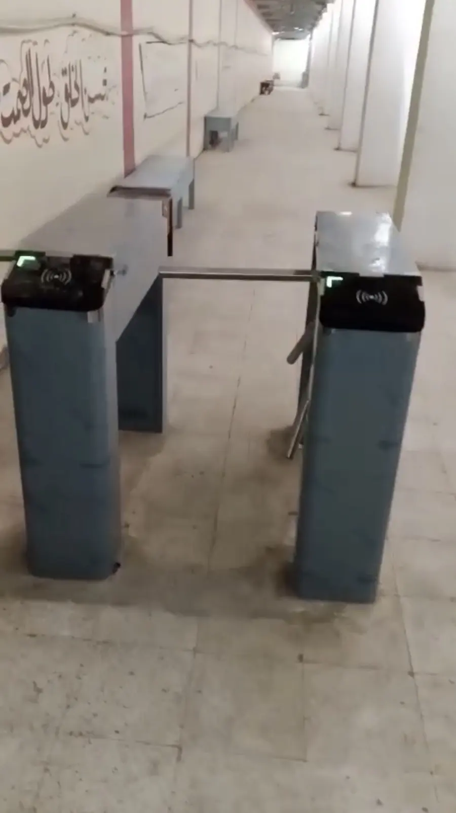 بوابتين ترنستايل Tripod بقارئ كروت RFID مركبين في ممر دخول الأفراد