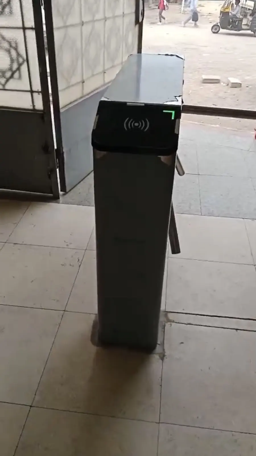 بوابة ترنستايل Tripod بقارئ كارت RFID مركبة على باب مدخل منشأة