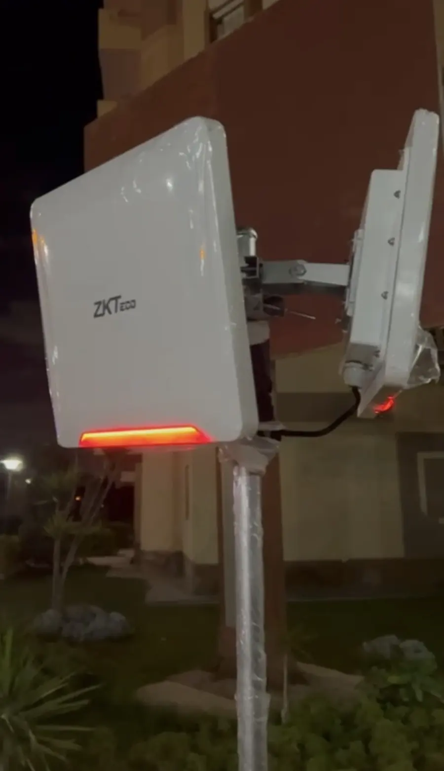 قارئ ZKTeco UHF بعيد المدى على عمود لفتح بوابة الجراج تلقائيا بملصق السيارة